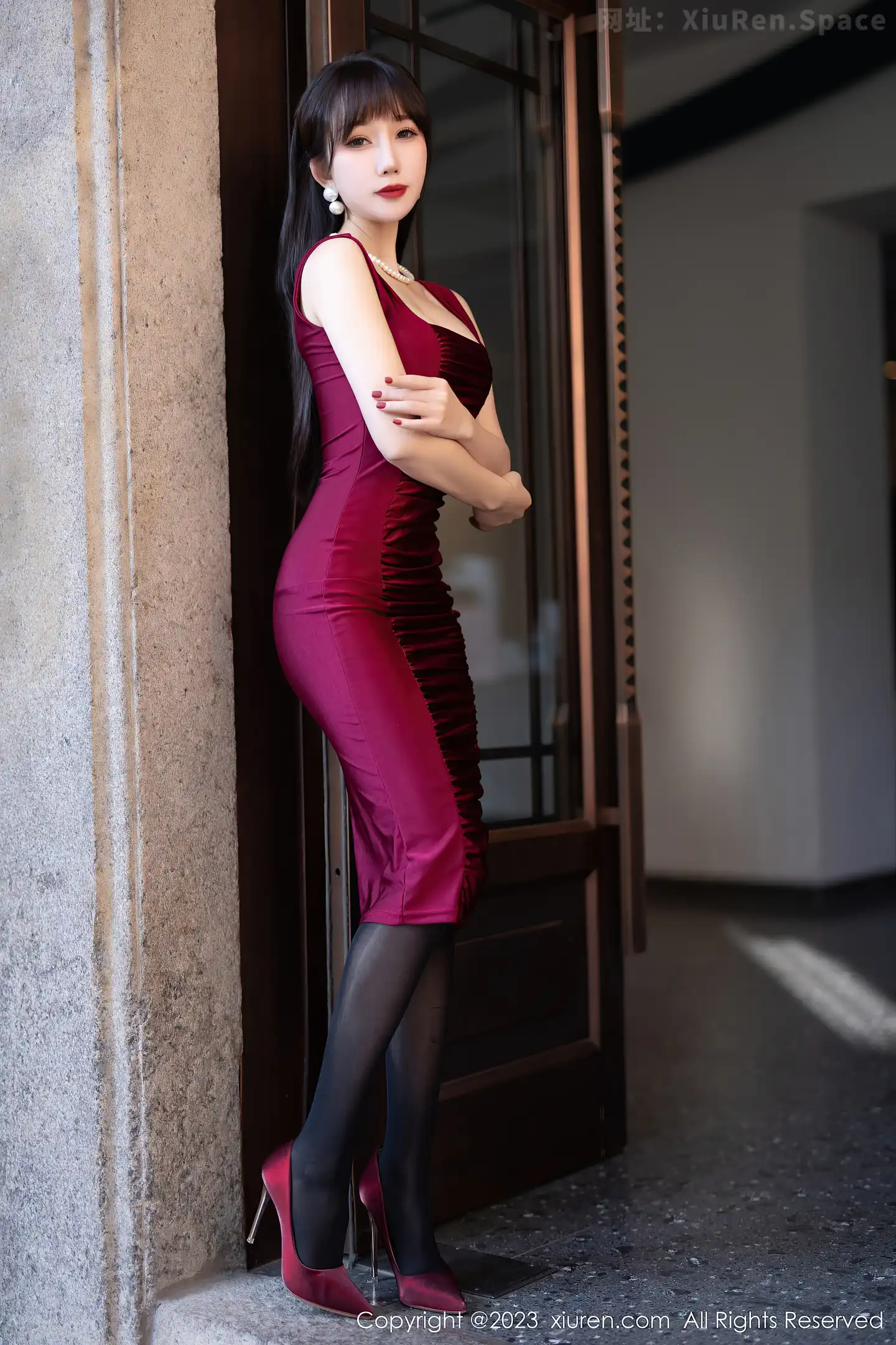 图片[5]-[XiuRen秀人网]2023.02.28 VOL.6337 杨晨晨Yome 白色体操短袖加丝袜美腿与比基尼泳装性感私房写真集-秀人网官方网站